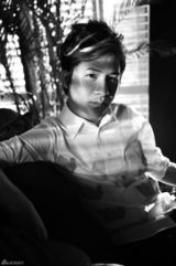 组图：大张伟变优雅绅士 蓝风衣飞机头一改嘻哈