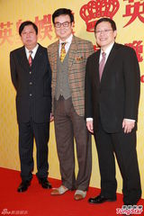 组图：谢霆锋出席英皇春茗 姗姗来迟拒受访