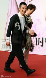 组图：何晟铭亮相时尚盛典 造型别具一格凸显品味