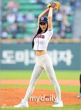 组图：韩国女艺人Clara担任棒球比赛开球嘉宾