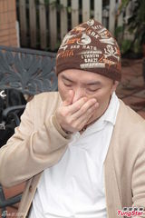 组图：胞弟哭诉张卫健趁病谋财欠两千万