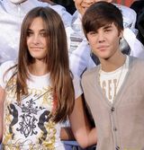 杰克逊手印留存仪式 比伯与MJ靓丽女儿合影(图)