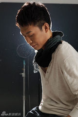 高清组图：张译杂志大片玩跨越 雅痞男人爱逆光