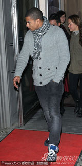 高清图：麦当娜现身柏林 小男友恩爱相伴