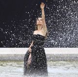 组图：娜塔丽-波特曼新广告引颈似水中天鹅