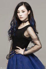 组图：汤晓菲曝光秋日写真 朋克造型尽显狂野