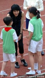 组图：张曼玉笑眯眯进校园做公益 与小粉丝亲切握手