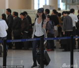 组图：汤唯素颜低调现身机场 见镜头可爱打招呼