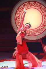 组图：《欢乐满东华2012》落幕 那英西装助阵