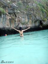 组图：张茆与外籍男友度假 比基尼秀性感曲线