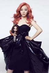 组图：张靓颖登杂志封面 耀眼粉发配珠宝