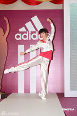 幻灯图集：阿Sa(蔡卓妍)代言粉嫩亮相 拒与男友穿情侣装