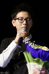 组图：胡夏高晓松同台忆同桌 唱校园经典秀琴技