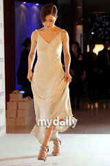 组图：申世京纯白长裙秀S曲线 张申英着斗蓬似贵妇