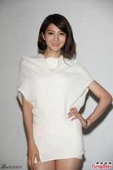 组图：吴亚馨拍宣传照秀美腿 似已走出过去阴影