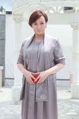 组图：商天娥与滕丽名闹不和 互不相让不愿合照