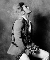 组图：黄晓明大片秀肌肉 挣破锁链撕扯性感