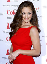 高清组图：敏卡-凯利红裙亮相纽约时装周慈善秀