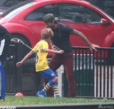 组图：女儿小七参加足球训练 贝克汉姆全家助威