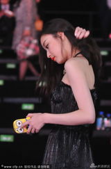 组图：倪妮抹胸裙撩发性感 与国际名模同台竞艳