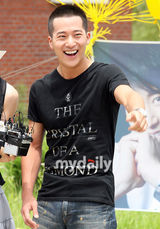 幻灯图：李莞12日上午参军服役 开始两年军队生活