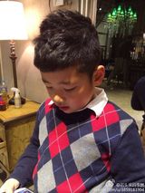 组图：石头理发大玩洗剪吹 龙抬头变身帅气萌男