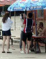 组图：撒贝宁穿情侣鞋探班章子怡 清凉玩漂流