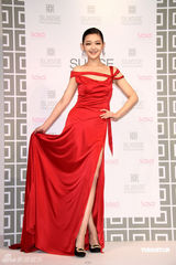 幻灯图：大S代言男模抬轿 艳丽红裙夺人眼球