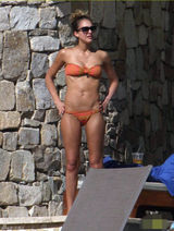 杰西卡-阿尔芭携女度假 穿比基尼当众调胸(图)