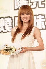 组图：蔡依林无奈玉照被盗用 回赞锦荣腹肌棒