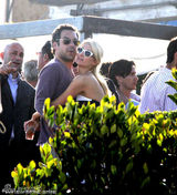 组图：希尔顿激吻《宿醉》导演托德 觅新欢进展迅猛