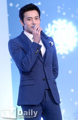 组图：张东健帅气站台 修身蓝西装魅力不减