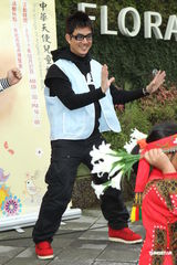 组图：任贤齐李李仁逛花博 开心分享爸爸经