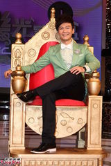 组图：侯佩岑再开新节目甜美亮相优雅十足