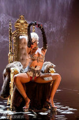 策划：女歌手秀M字腿露底狂舞 豪放火拼