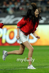 组图：韩美女主持人韩智恩任足球比赛开球员