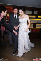 组图：20岁怀孕女星爆乳嫁张菲32岁儿子