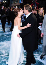 组图：艾玛沃特森白裙露长腿 眉目如画性感如虹