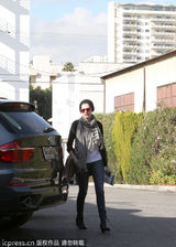 组图：海瑟薇便装亮相 黑白搭配演绎秋日时尚