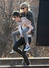 组图：泰勒MV与男模亲昵搂抱 金鸡独立露奶罩