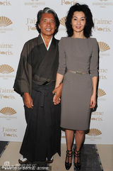 组图：张曼玉亮相巴黎 复古裙装时尚大气