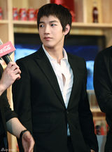 高清组图：韩组合2PM出席代言活动 穿正装帅气有型