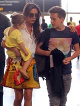 组图：贝嫂携儿女现身机场 哥哥们护花小七抢镜