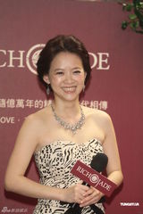 组图：曾宝仪与妈妈代言珠宝 父亲节送曾志伟健康 