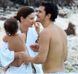 超模可儿携夫抱子海边拥吻 布鲁姆现吻痕(图)