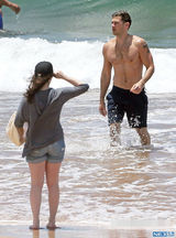 组图：破产姐妹MAX海滩度假 紧贴男友场面甜蜜