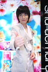 组图：萧敬腾白马王子装扮代言 自曝爱车三度遭窃