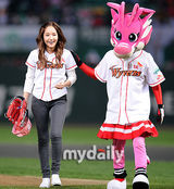 组图：韩星朴敏英为棒球赛开球 长发披肩可爱吐舌