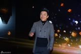 组图：新浪微博之夜红毯 黄渤绅士亮相俏皮致意
