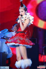 组图：蔡依林圣诞爆乳装抢镜 又唱又跳秀美腿